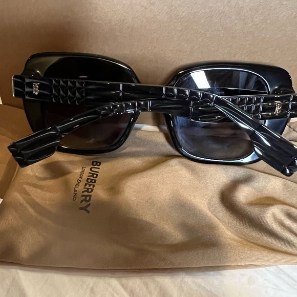 Burberry Authentic Black Sunglasses NWT All Inclusion - Picture 5 of 12